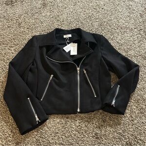 Elegant Black Women's Leather Jacket with Zipper Details